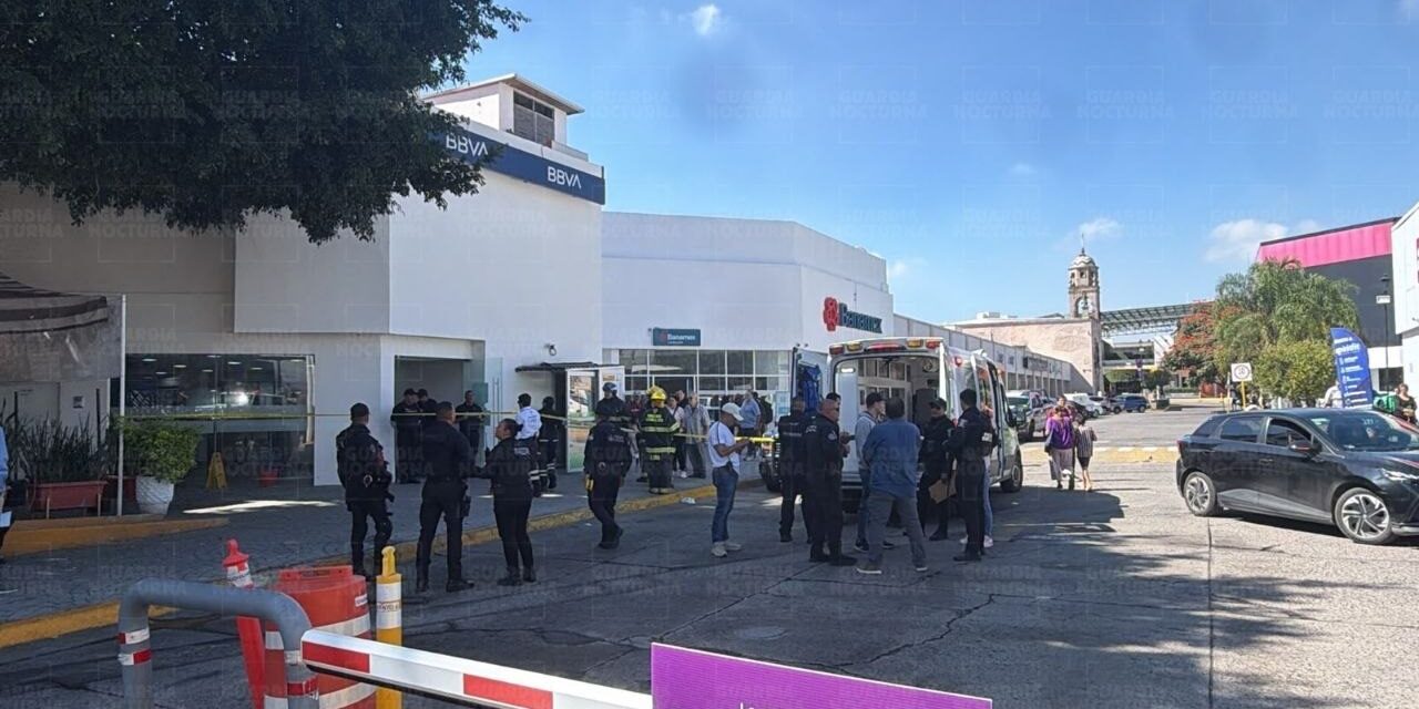 Mujer asalta banco y lanza bomba en Guadalajara, México