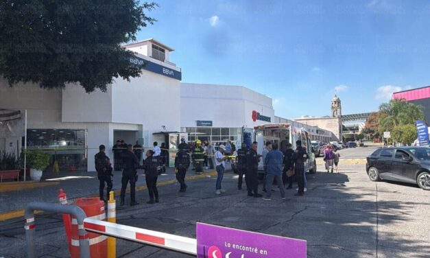 Mujer asalta banco y lanza bomba en Guadalajara, México