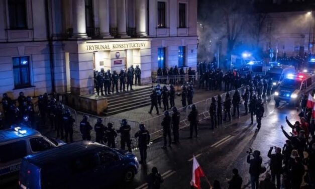 Policía rodea la sede del Tribunal Constitucional ¿es un golpe de estado judicial?