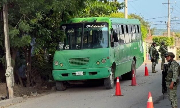 Atacan a balazos autobús que transportaba estudiantes en Sinaloa, México