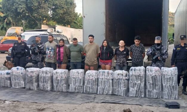 Policía realiza el decomiso más grande de droga en suelo salvadoreño y capturan a varios sujetos