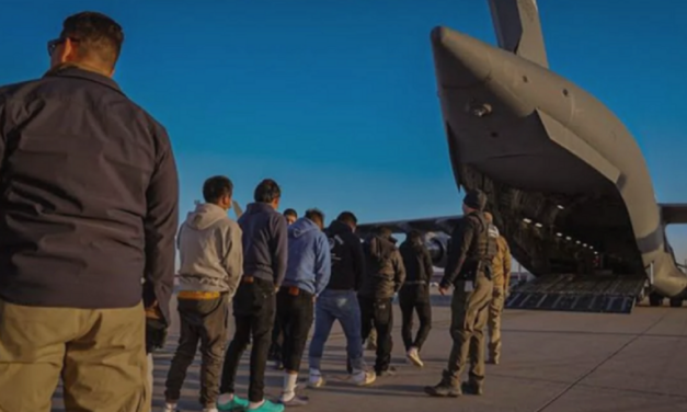 Jamaica recibe el primer grupo de 25 migrantes de EE. UU. tras controvertido acuerdo