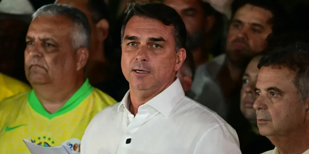 Flávio Bolsonaro se autoproclama presidente electo de Brasil desde Estados Unidos