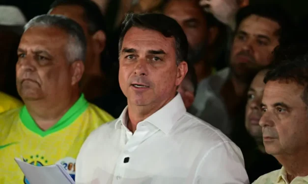 Flávio Bolsonaro se autoproclama presidente electo de Brasil desde Estados Unidos