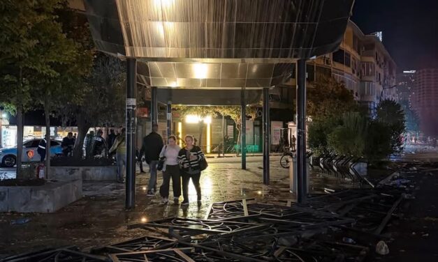 Estudiantes incendian edificio del Ministerio de Educación en Albania durante protestas por recorte presupuestario