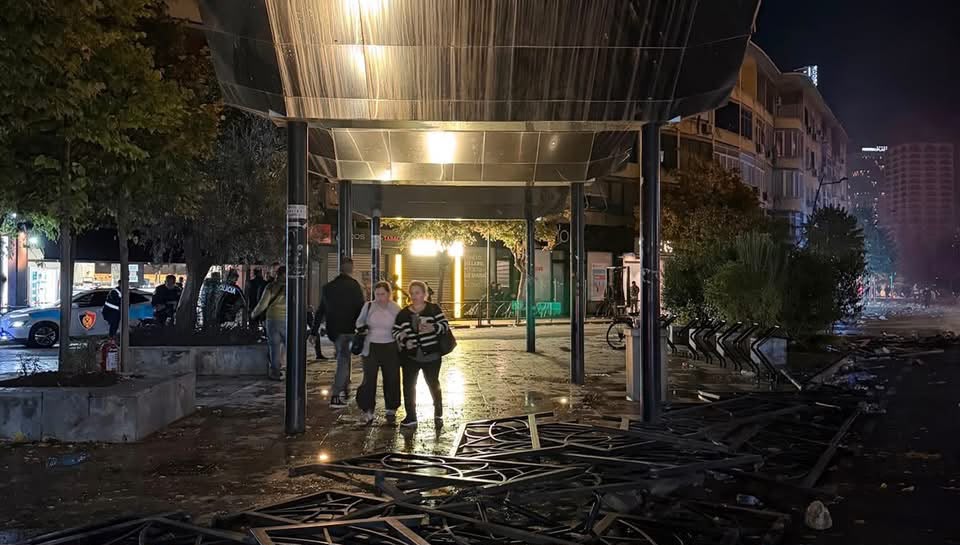 Estudiantes incendian edificio del Ministerio de Educación en Albania durante protestas por recorte presupuestario
