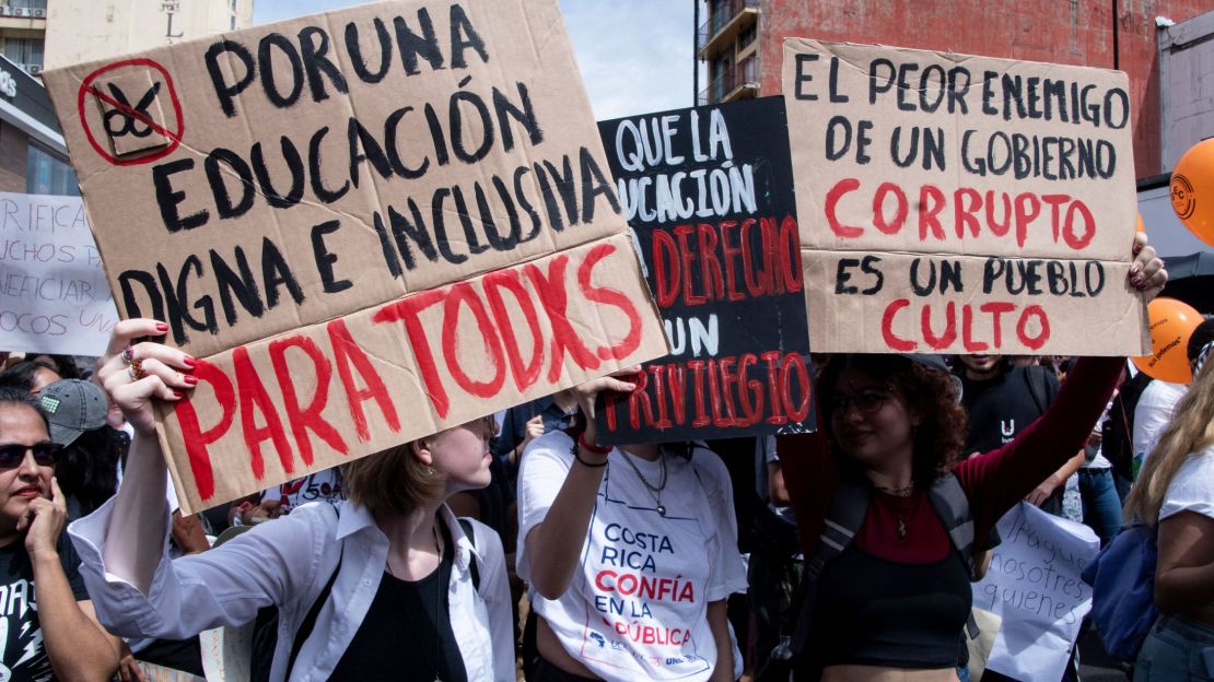 Miles de costarricenses salieron a las calles para protestar por recorte presupuestario en universidades públicas