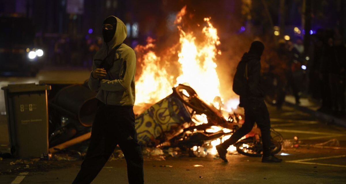 128 detenidos y 15 policías heridos tras disturbios en Barcelona, España