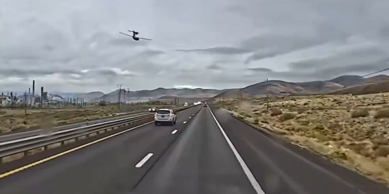 Avioneta aterrizó de emergencia sobre una transitada autopista en Nevada, EE. UU.