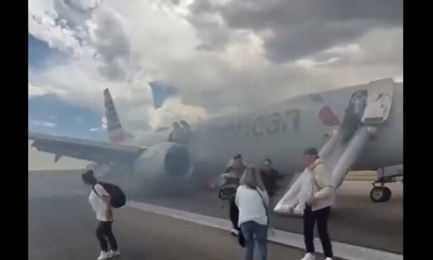 Más de 170 pasajeros son evacuados de un avión tras explotar un neumático
