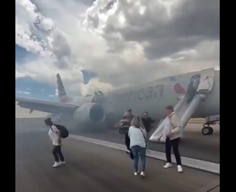 Más de 170 pasajeros son evacuados de un avión tras explotar un neumático