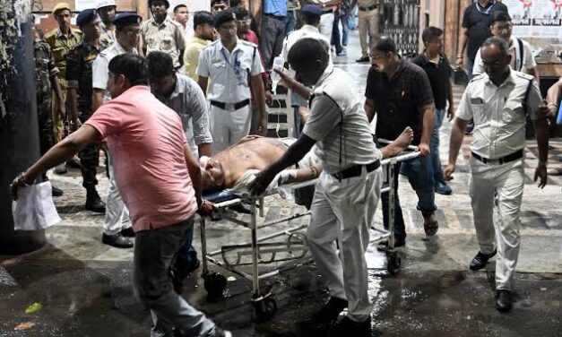 Estampida en celebración religiosa hindú en India deja al menos 19 muertos