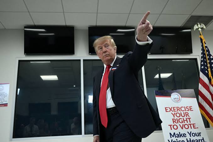 Presidente Trump vota de manera anticipada para las elecciones de mitad de mandato