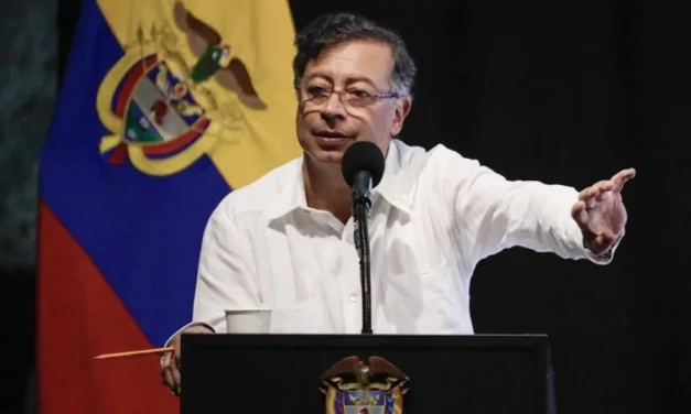 Petro denuncia una «dictadura» en Ecuador tras la detención de la correísta Luisa González