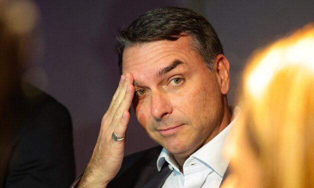Le retiran el pasaporte a Flavio Bolsonaro tras perder en las presidenciales contra Lula