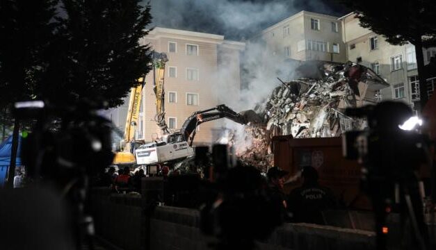 Dos muertos y tres desaparecidos tras colapso de un edificio en Estambul, Turquía